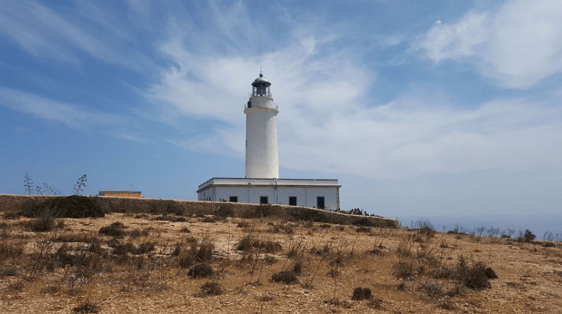 Visita el monumento a Julio Verne en el Faro de la Mola